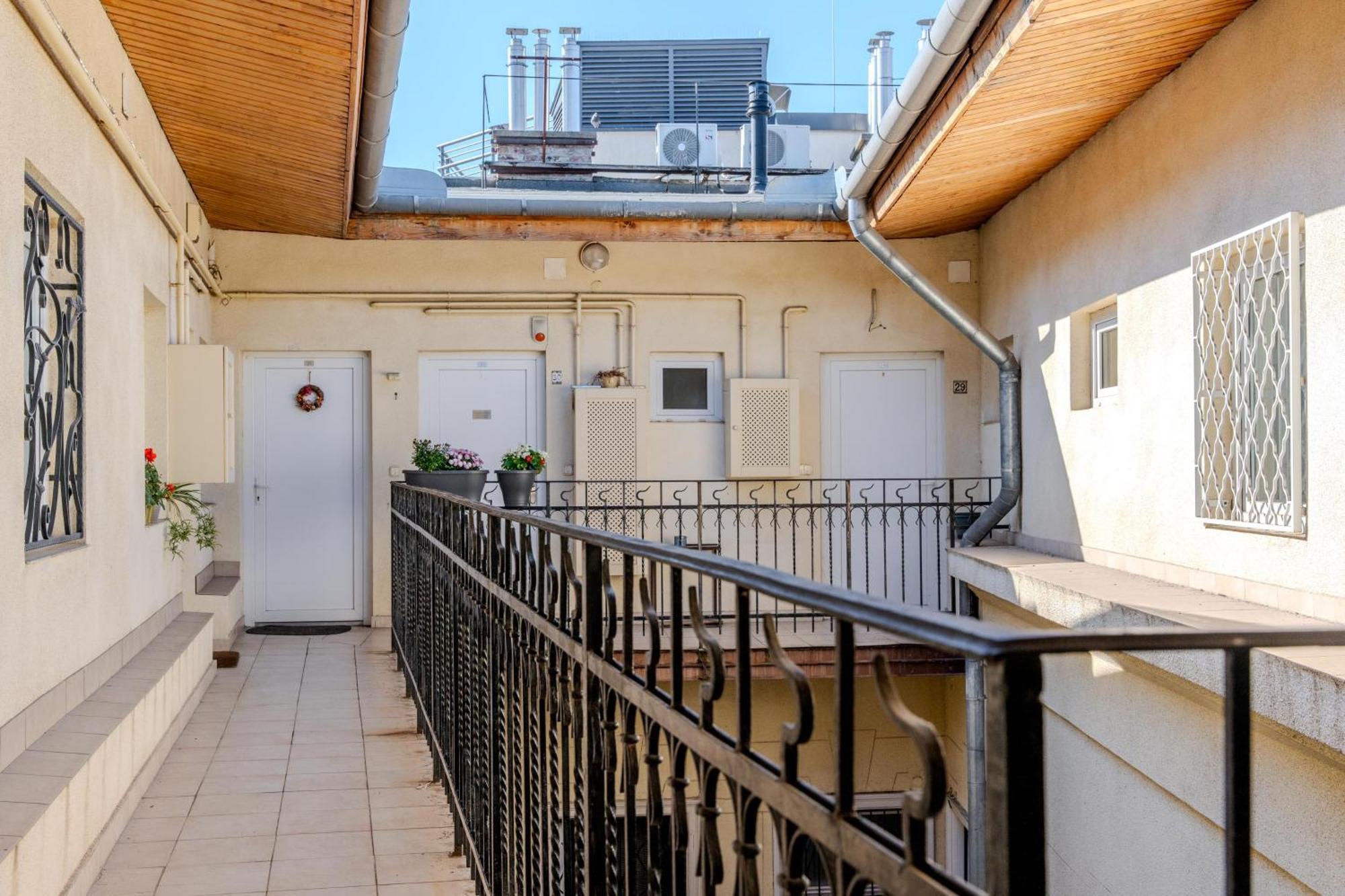 Cozy Flat In The Heart Of Buda Budapest Eksteriør bilde